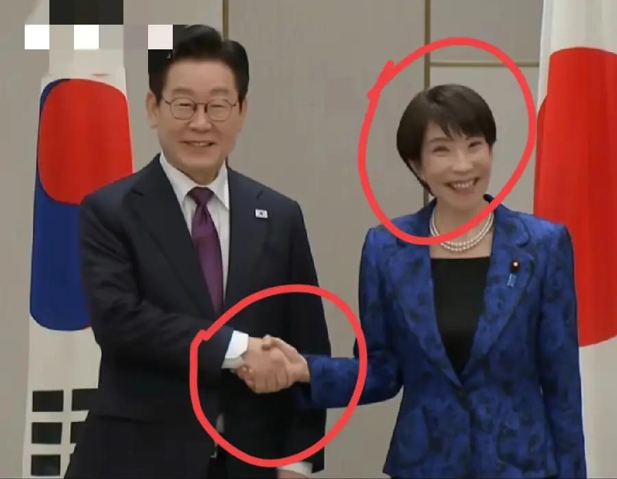 李在明自取其辱，访问日本去了说啥？
3个小细节:
1   二人握手10秒钟，高市