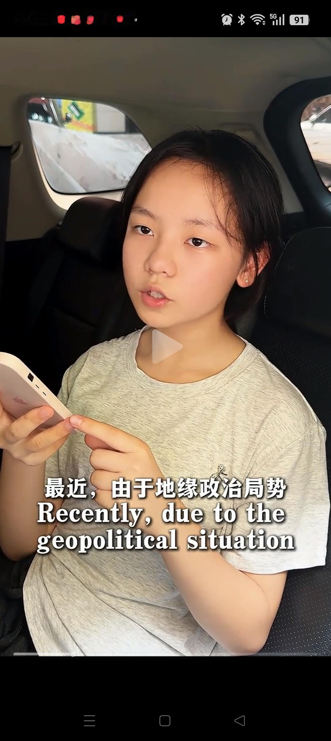 火到新华网了！广交会上，一名12岁女孩独自用英语和客户沟通。全程非常的有主见和淡