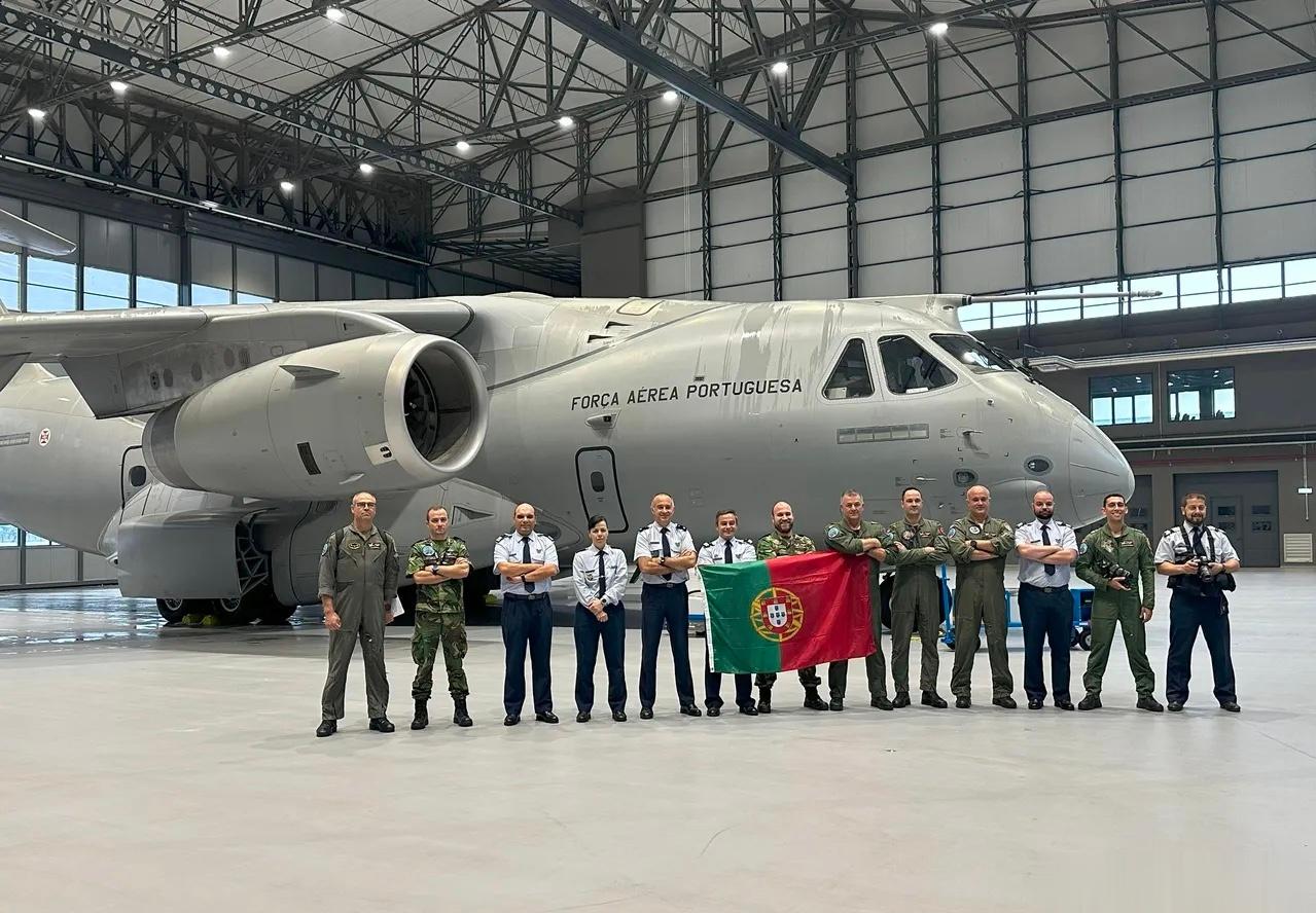 葡萄牙购买的KC390运输机交付，总数量5架，这是巴西航空的特色产品，也是第一个