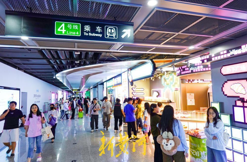 如今在济南乘坐地铁，不仅能便捷出行，还能顺路购物、品尝美食。随着地铁商业的加速布