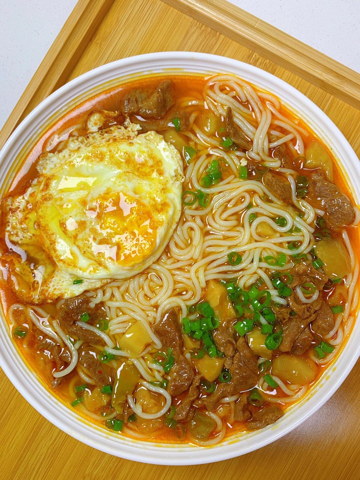 在家做一碗好吃的牛肉米线。家常榨菜牛肉米线，太好吃了！
米线Q弹入味，汤底鲜香浓郁，喜欢嗦粉的姐妺怏试试吧
食材在图4
做法在图 5