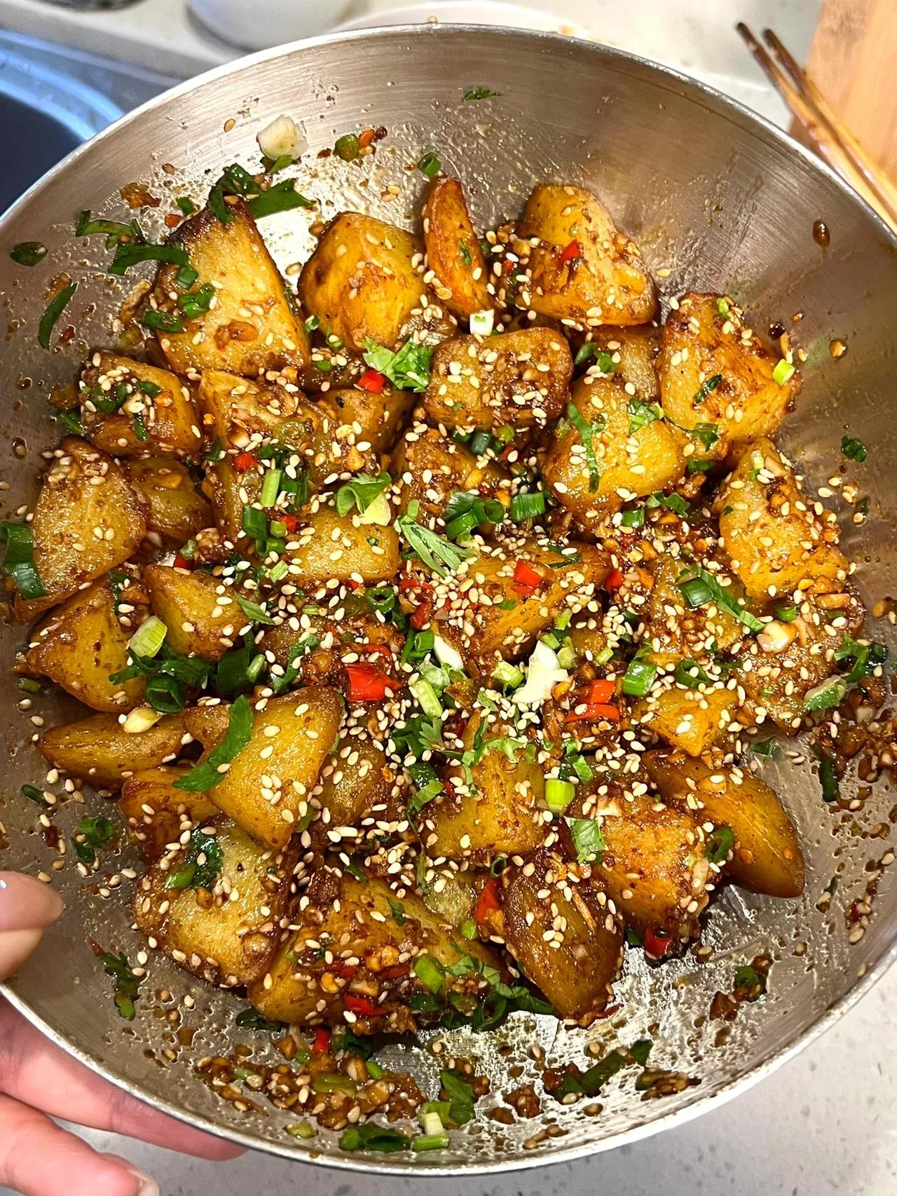 我咋这么牛啊！以前的土豆都白吃了！！！！姐妹们！！！俺用之前拌通菜的酱汁拌土豆！