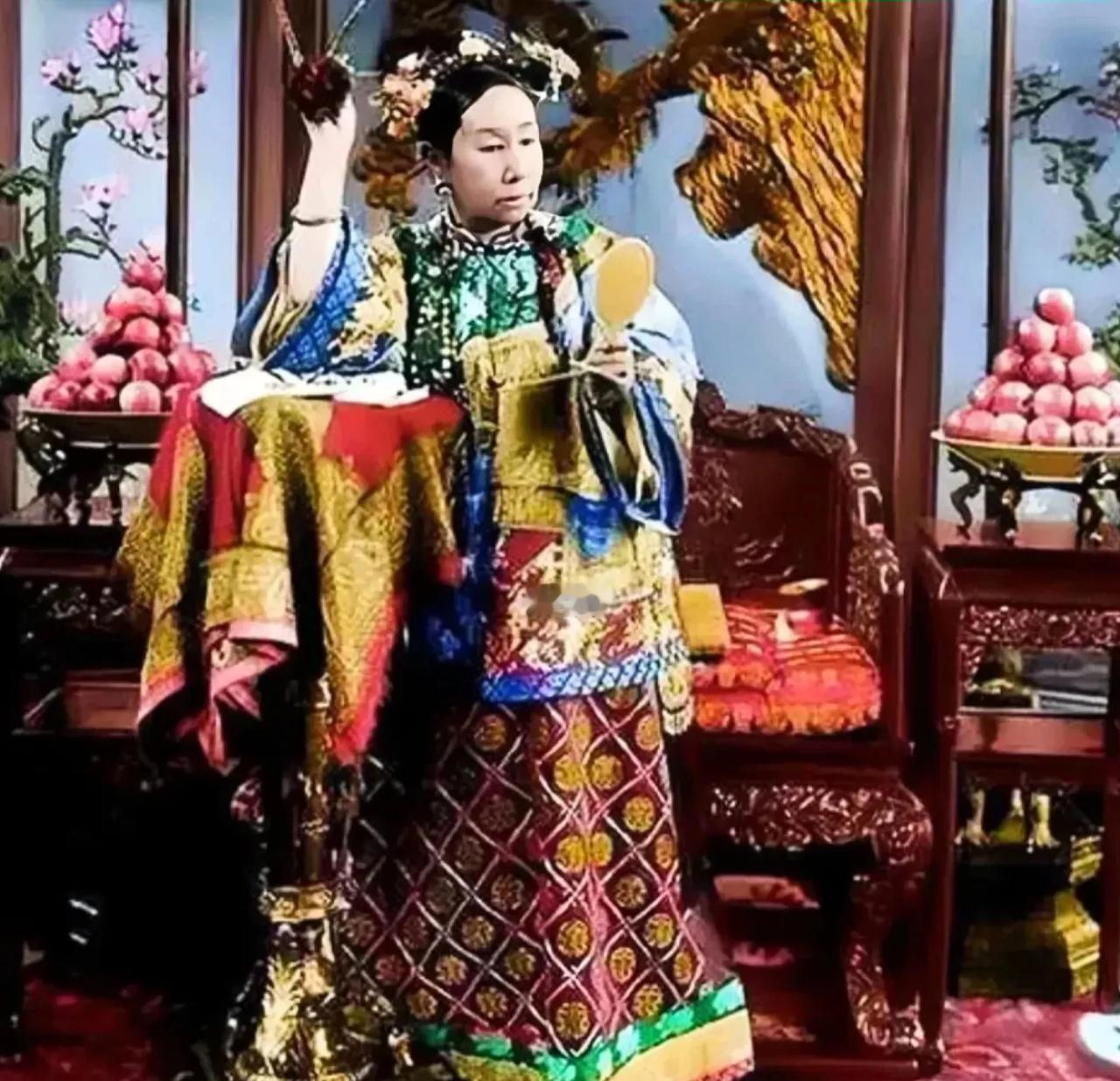 慈禧太后有一首著名的诗：

世间爹妈情最真，泪血溶入儿女身。
殚竭心力终为子，可