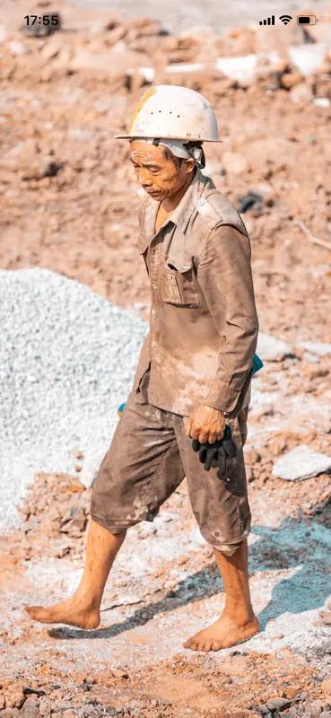 安徽有个工地大叔中了629万彩票一等奖，兑奖时那叫一个淡定。这心态，简直无敌了！