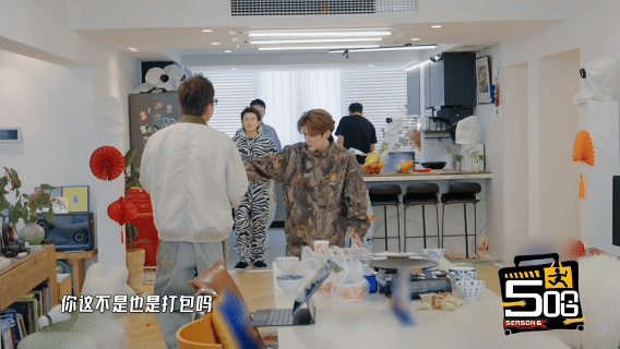 鹿晗去王勉家带了臭豆腐 鹿晗串门主打一个真实不做作~五哈新一期预告中去王勉家做客