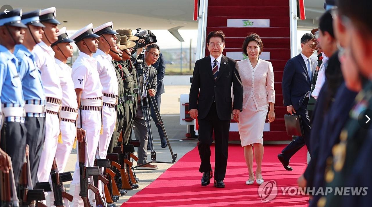 李在明抵达印度新德里受到隆重欢迎！4月19日韩国总统出访印度，乘坐飞机抵达新德里