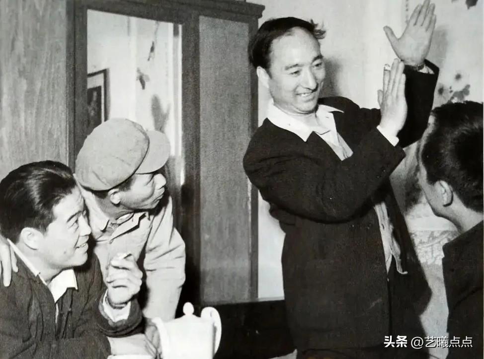 脸部表情这么丰富的，肯定是演员，而且一定是很优秀的演员。