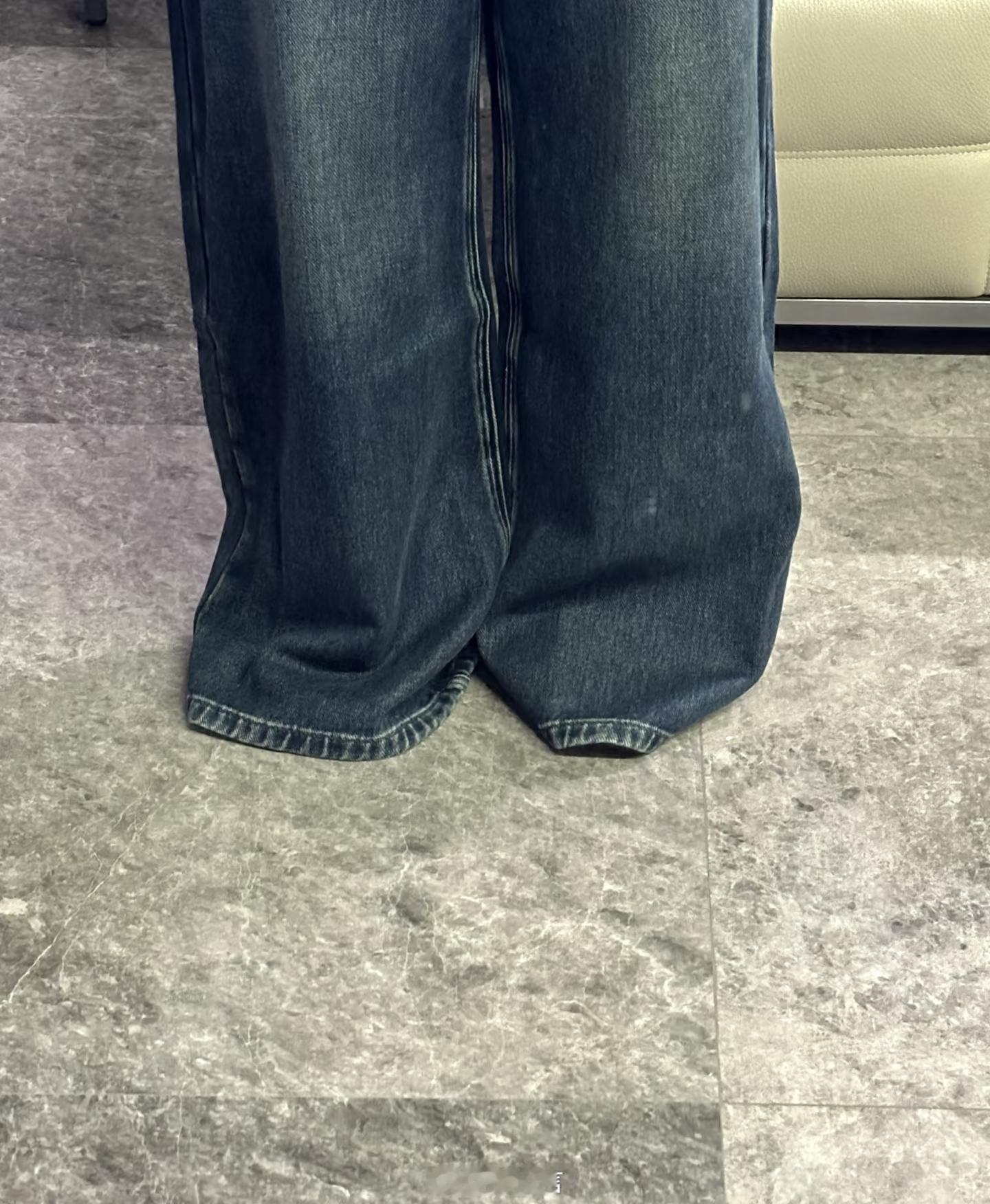 裤脚太宽太长都是有安全隐患的。裤子就是裤子，为什么有人会设计个拖把的款式和样子上