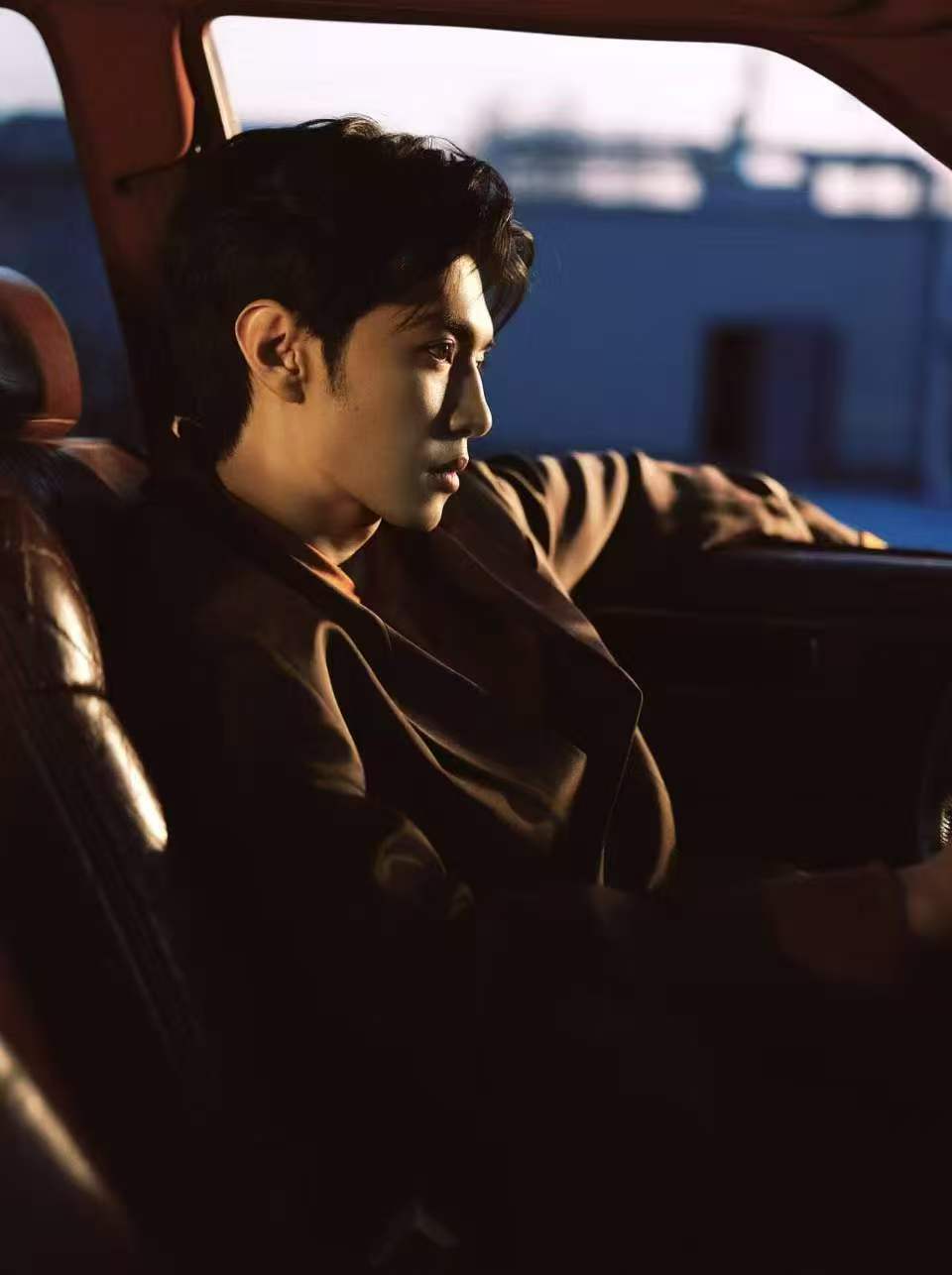 陈哲远是薄底皮鞋有救了 终于等到薄底鞋的文艺复兴！陈哲远这身造型像一剂审美清醒剂