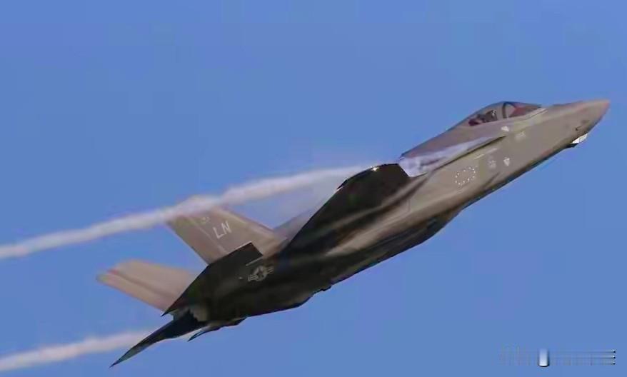 突发！美军F-35在阿曼湾出事，发出紧急代码！刚消停没几天，美军又出状况了。5月