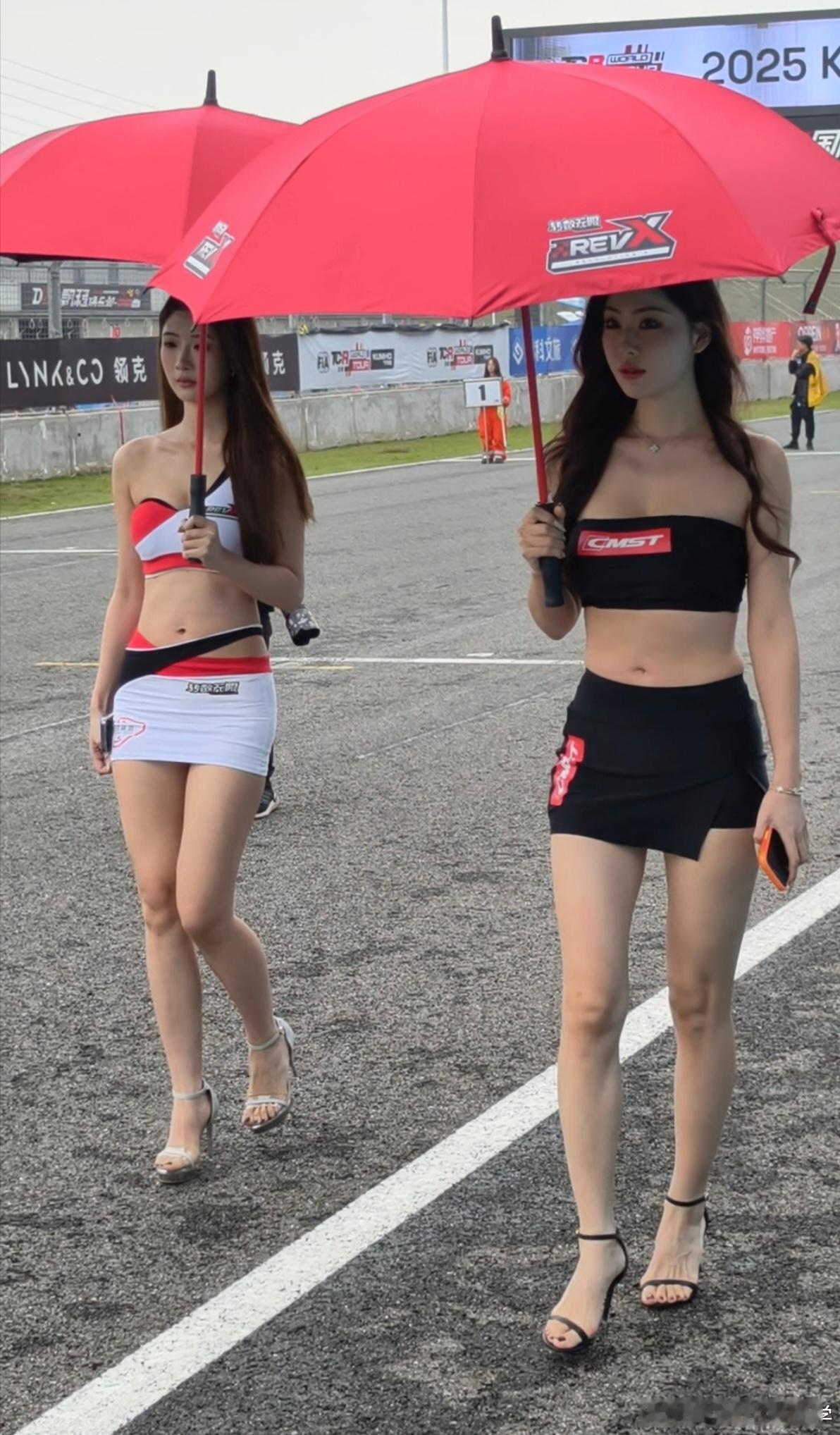 今天的株洲赛场，赛车＋美女，车美人更美！中国速度闪耀世界 ​​​