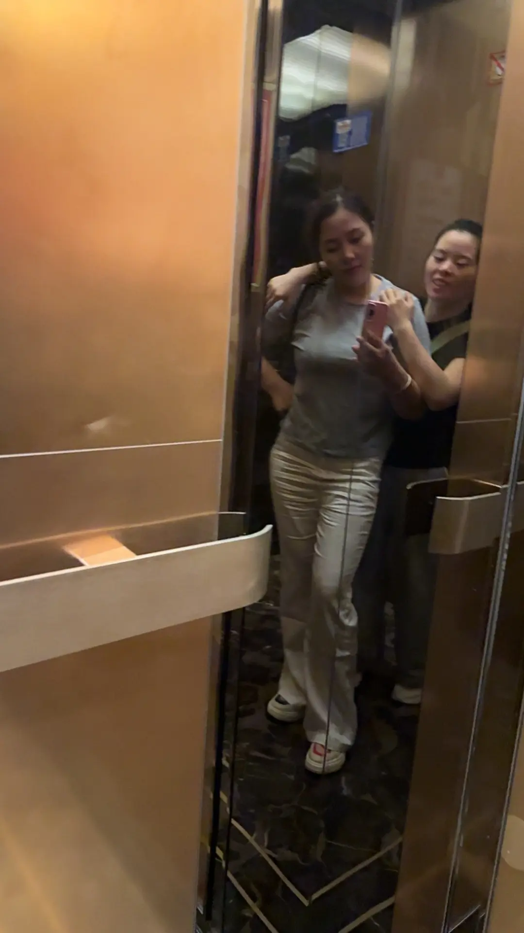 你要是谈个穷的，你花自己的钱他都不开心