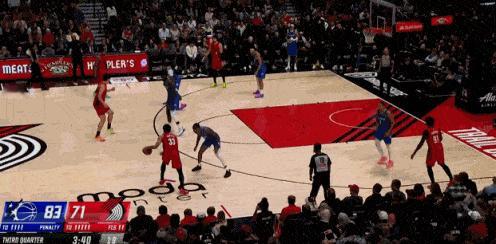 无奈！杨瀚森掩护犯规立即被换下！
在今天NBA常规赛开拓者对阵魔术的第三节比赛中