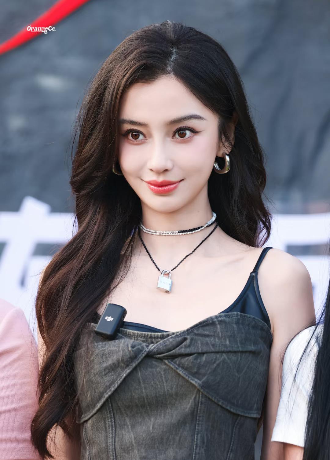 Angelababy的长相真是个神奇的存在，
你说她好看吧，
眼睛不是那种又大又