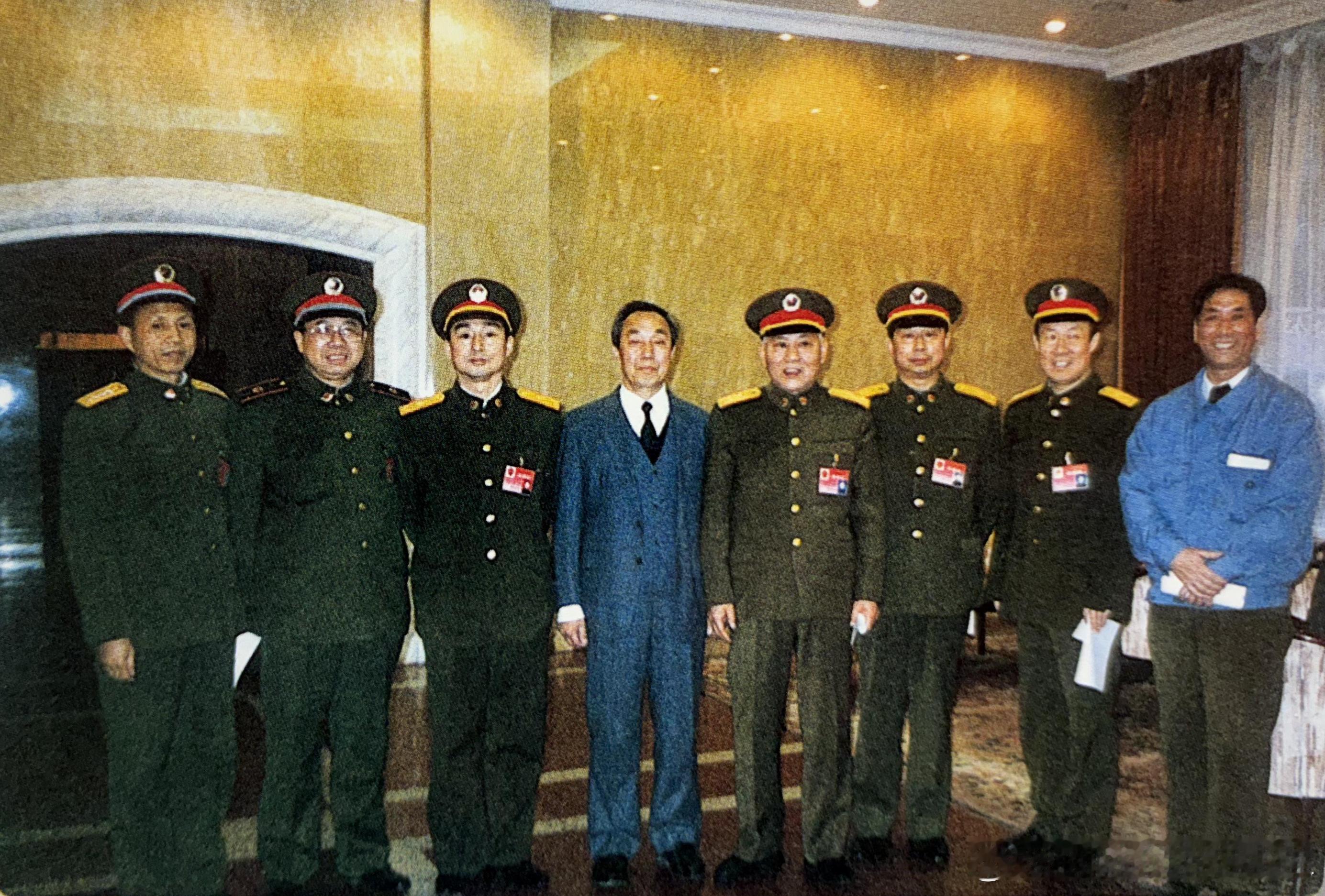 1998年3月11日哈尔滨军事工程学院北京校友会负责人代表校友看望参加两会的军工