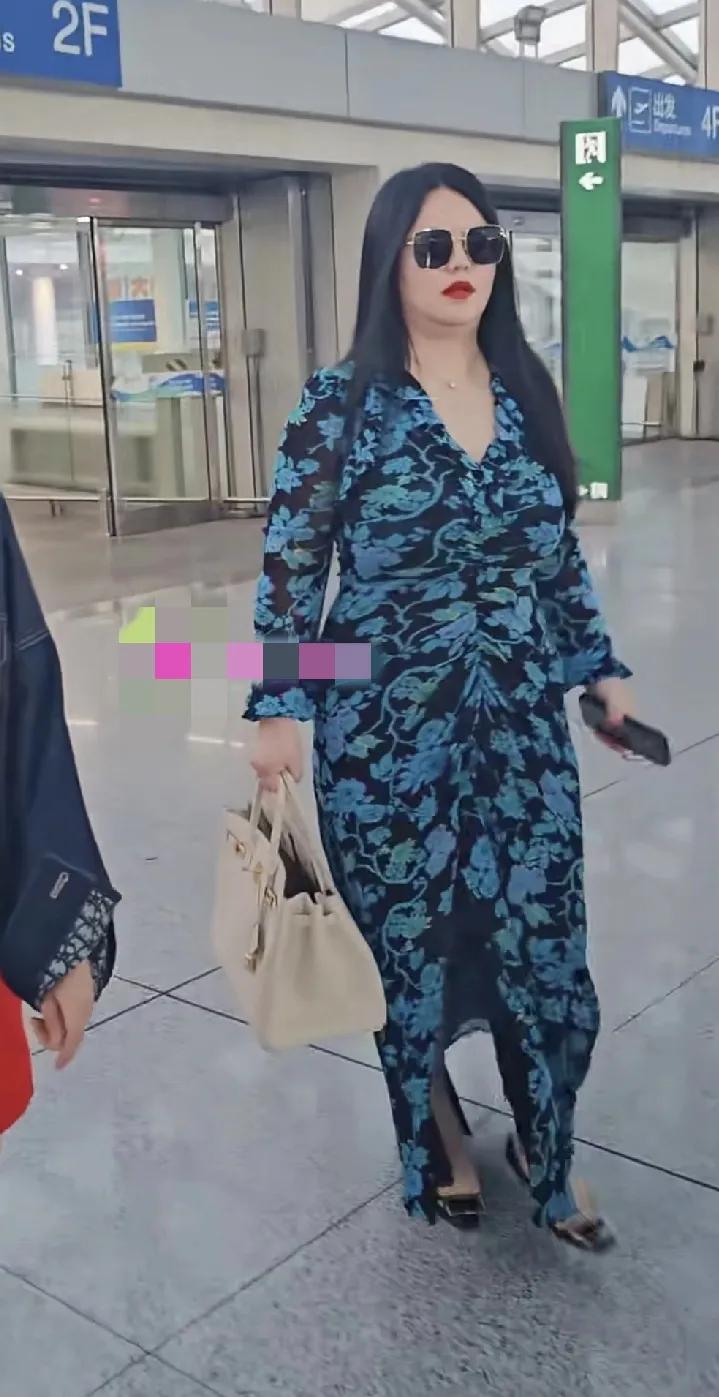真实的李湘和她的公主，
可以看出来湘姐确实略有发福了，
但是王诗龄非常纤瘦，
英
