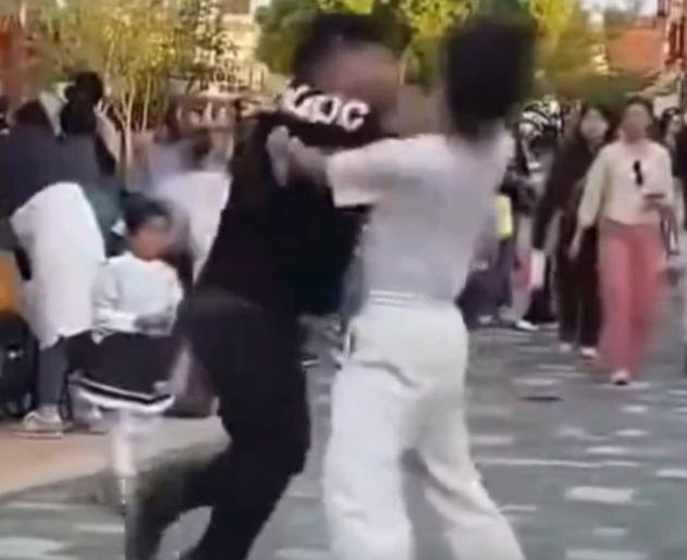 今年4月26日，在上海迪士尼小镇因劝阻吸烟，而遭掌掴脚踢的24岁男子，在拿到打人