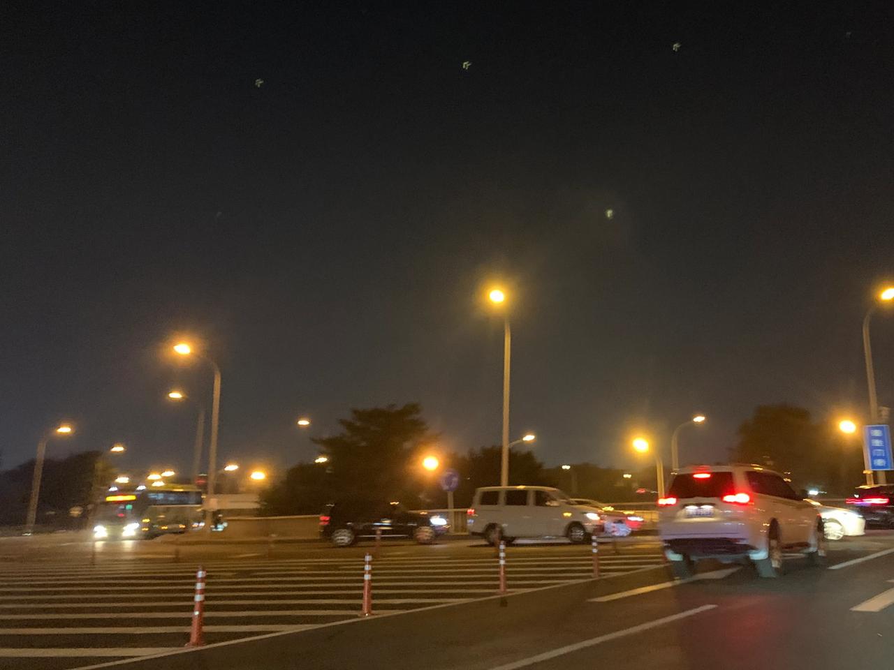 德胜门西南角晚上这是干嘛呢？围着这么多人。一辆卡车卸东西，听说是放鸽子？有了解情