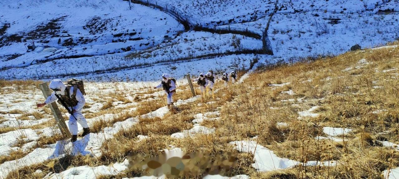 踩着厚厚的积雪，用脚步丈量着祖国的边防线。致敬中国军人！ ​​​