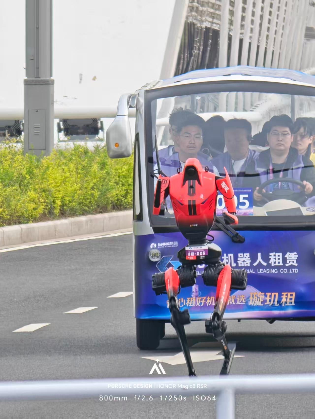 机器人们正从实验室，走向全域场景，赋能千行百业智能化！机器人半马冠军出自荣耀 刚