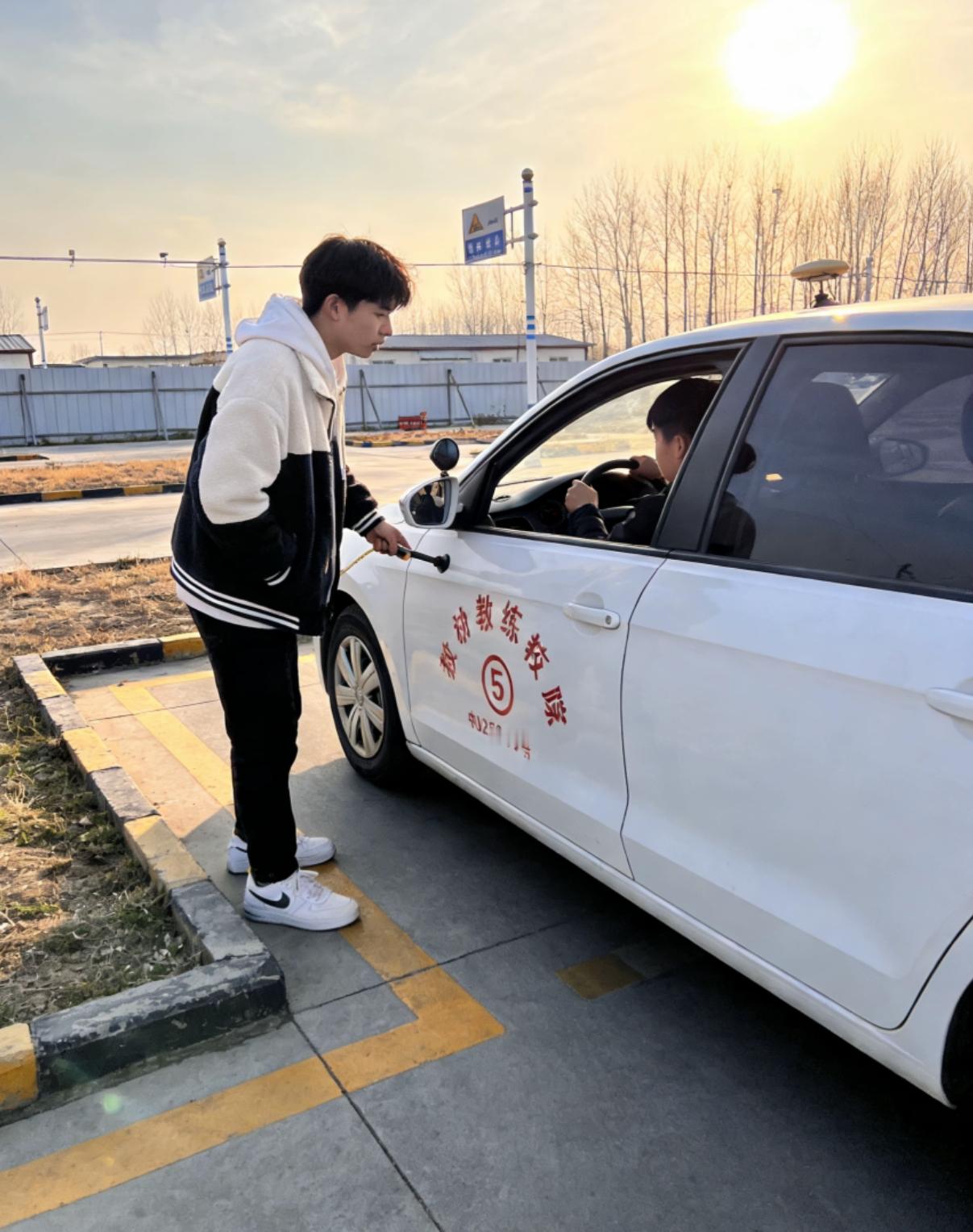 寒假不打烊  身边的大学生说，50天假期好无聊。学驾照吧，与其躺平刷剧到昏天黑地