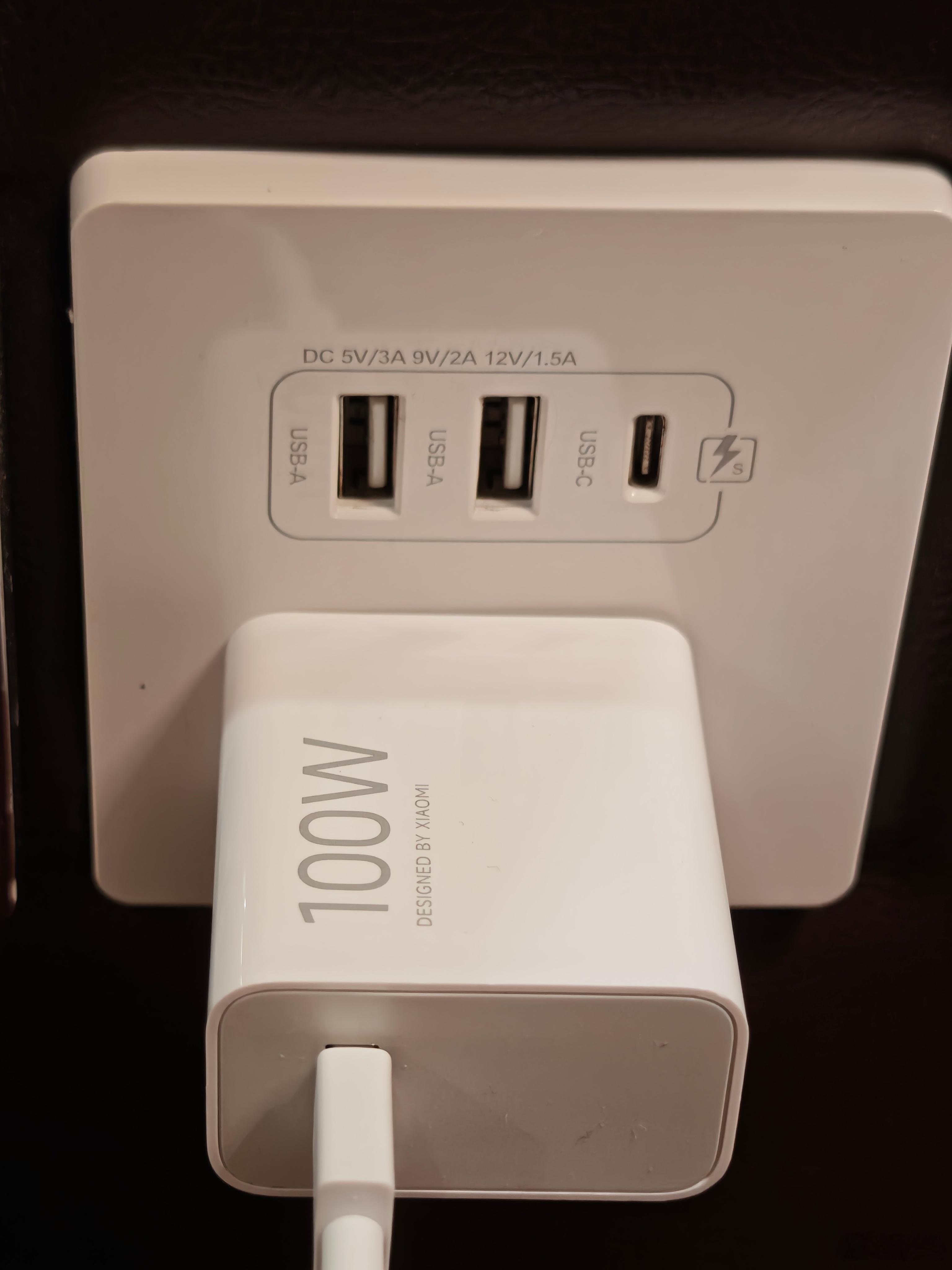 公共场合的USB充电口也在升级啊，居然有18W的了，不过和手机充电器动辄100W