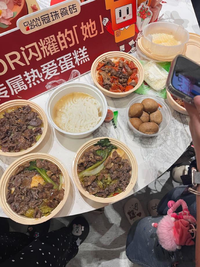 迪丽热巴撒饭艺人 哇热巴给去线下的粉丝点了饭好幸福迪丽热巴我保证你是天使 