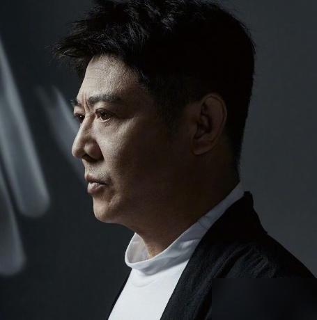 62岁李连杰零片酬演短剧，预约破40万。有人说他“自降身价”，有人说他“卖情怀”