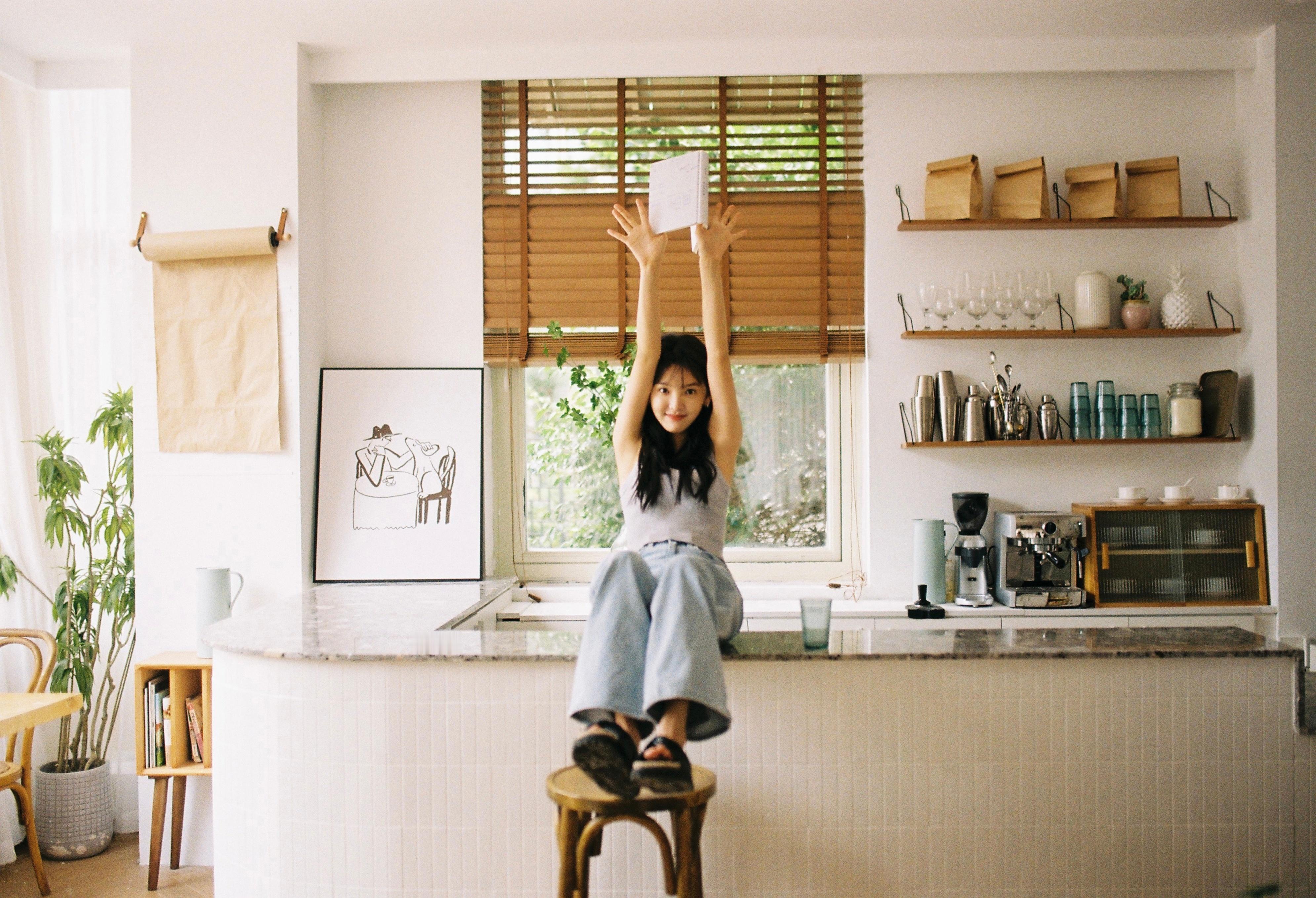 章若楠甜美私服，可爱的小脚丫。章若楠