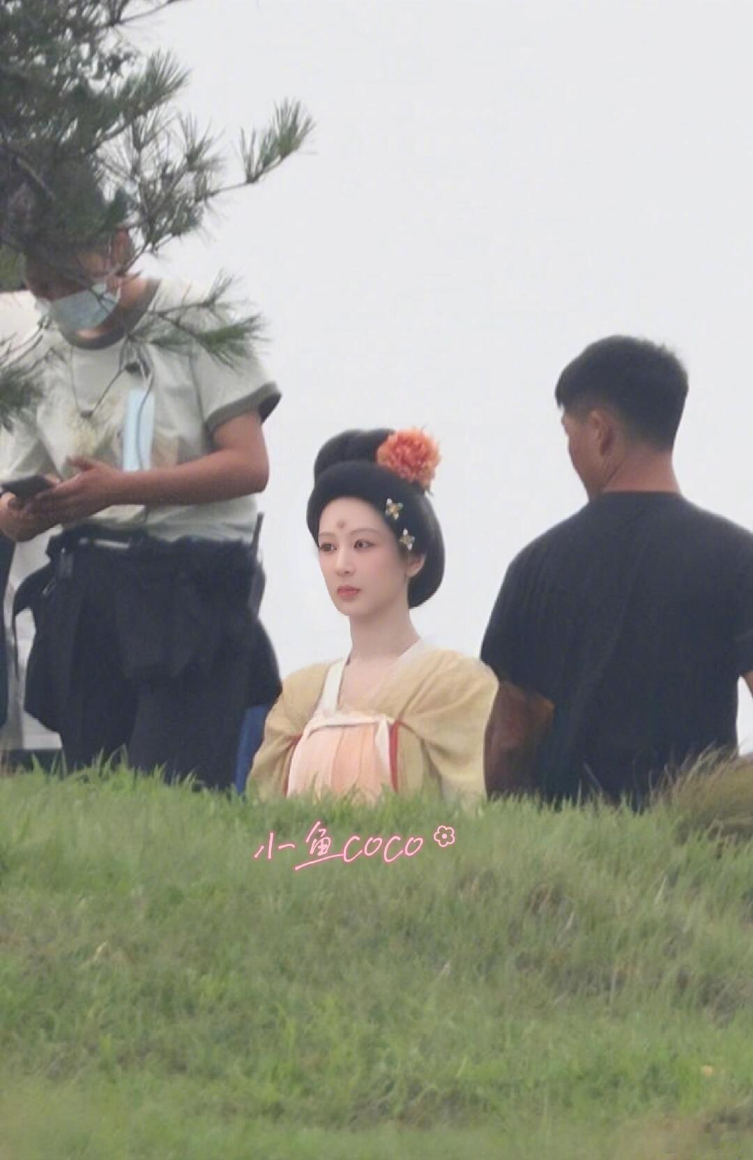 《国色芳华》新鲜路透，真的太馋李现，那纯天然无公害的帅脸了，随便拍都那么帅[爱你