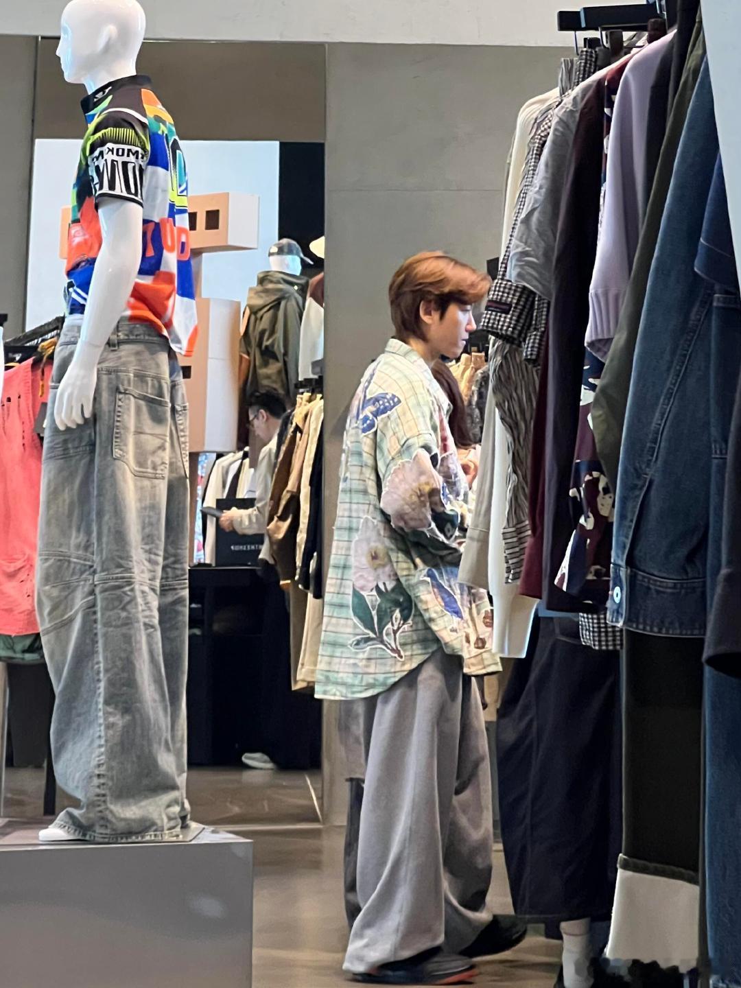 偶遇边伯贤逛买手店韩国偶遇边伯贤逛买手店，好好看的衬衫！蹲同款了嘿嘿偶遇边伯贤逛