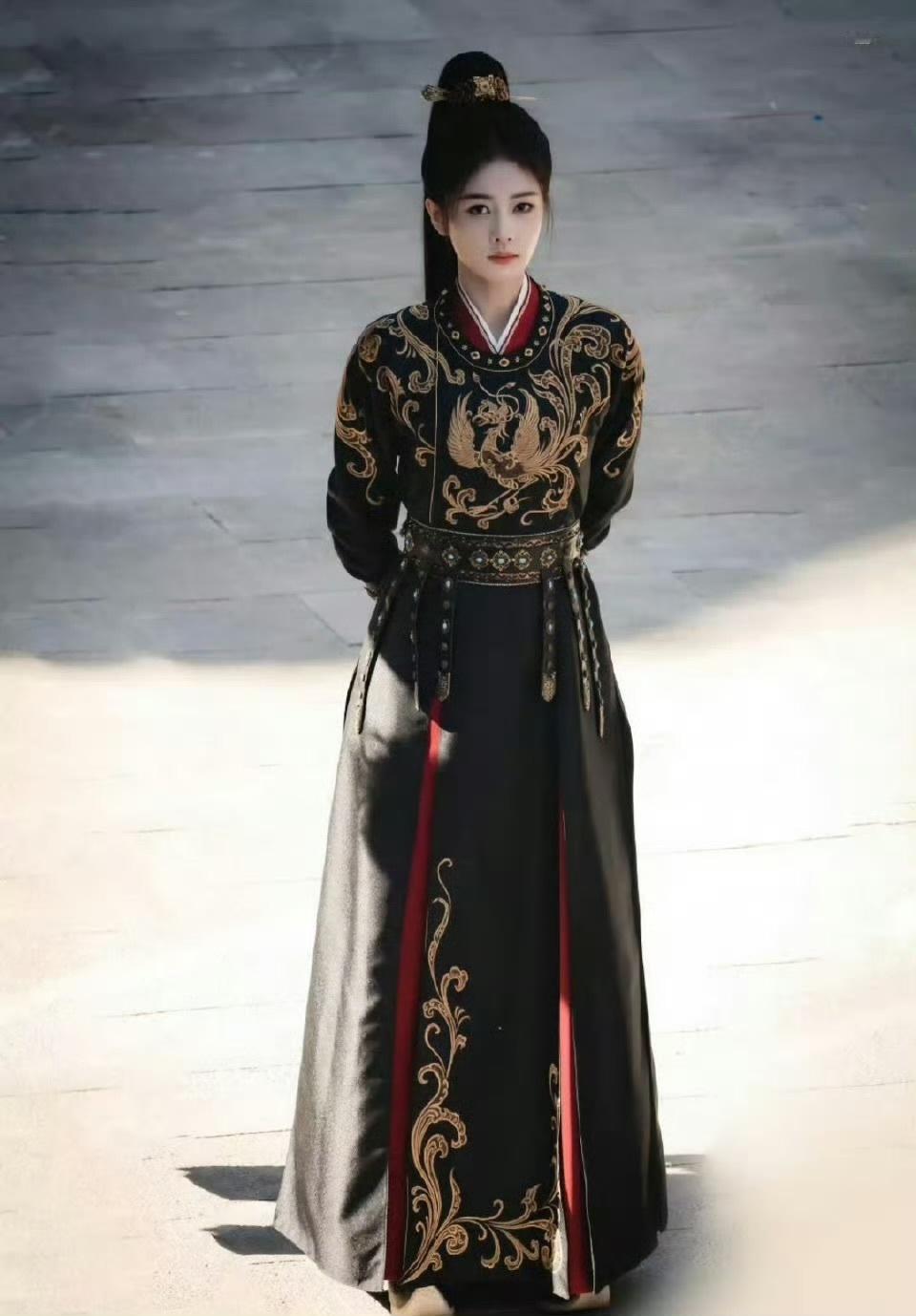 娱乐[超话]哈妮克孜妆造撞衫白鹿李佩仪白鹿哈妮克孜同款戏服白鹿哈妮克孜同款戏服，