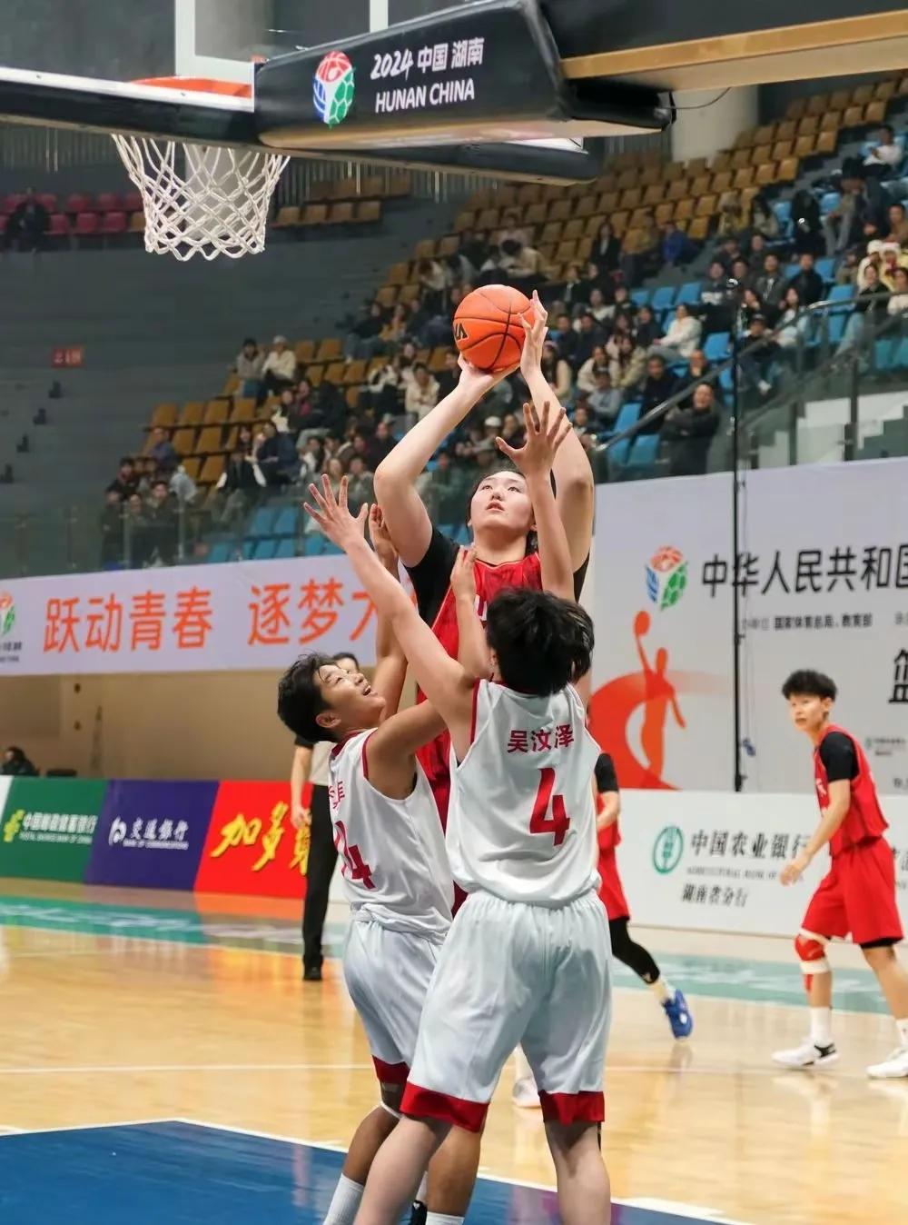 张子宇21号晚上8点，出战17分钟，13投13中，爆砍最高分26分，3节打卡下班