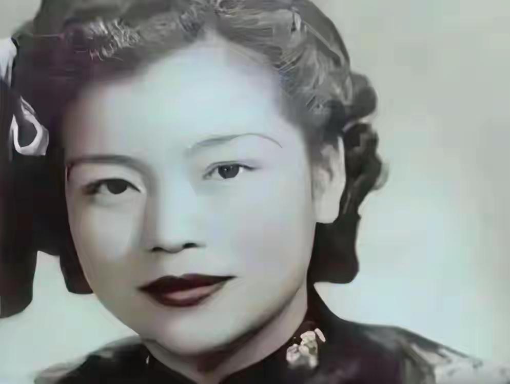 1975年黄维特赦回家，夫妻团聚刚满一年，妻子竟独自走到河边，整理好衣襟纵身跃入