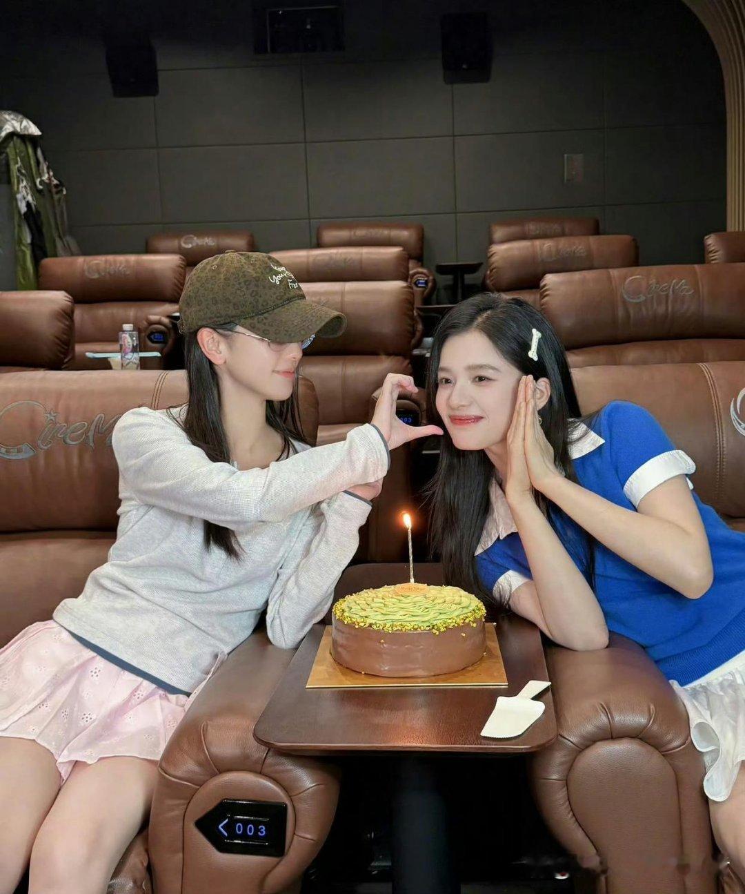 陈都灵去了野狗骨头追剧团…还给张婧仪过生日了，衣服上特意别了小骨头发夹，好萌好用