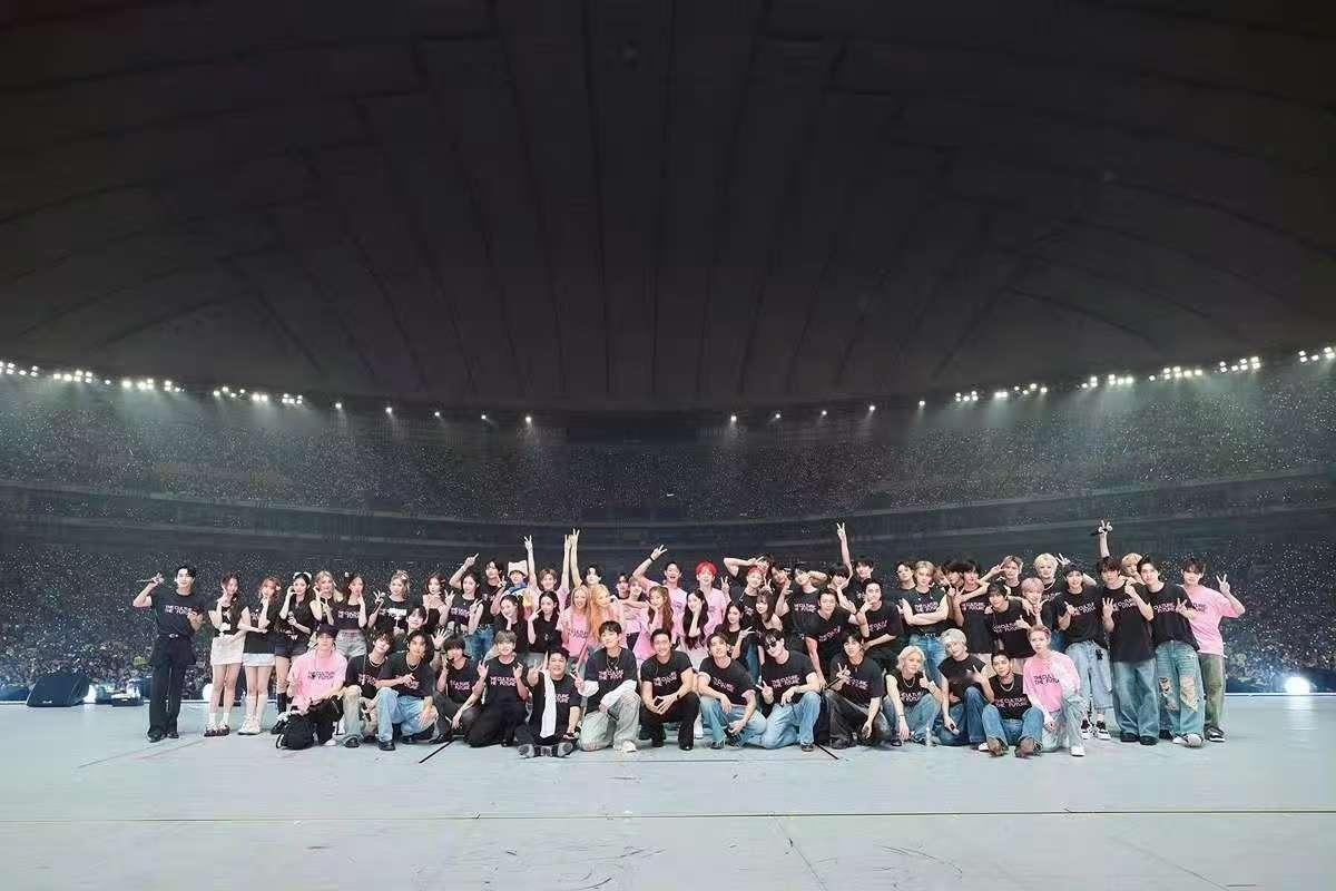 SMTOWN家族合影SMTOWN东京场家族大合影 ​​​