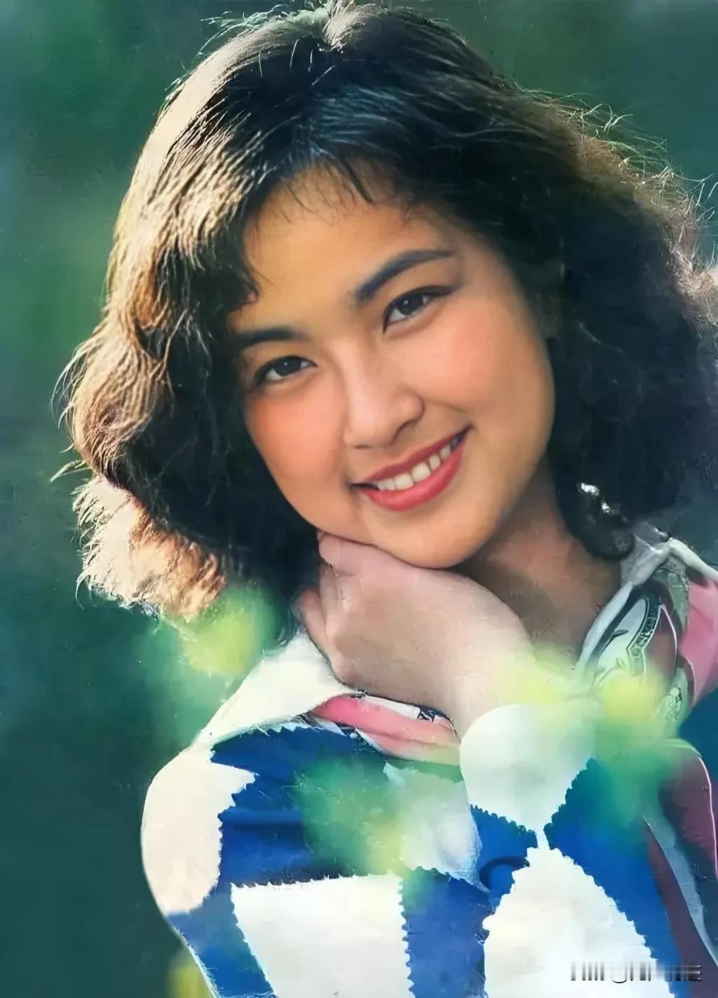 “唯有牡丹真国色，花开时节动京城。”

年轻时的刘晓庆真的当得起这样的赞美，脸似