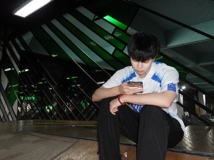 氛围感这一块的，lyn好能拿捏背影这张真的是壁纸级别的了竞浪大会 2025和平精