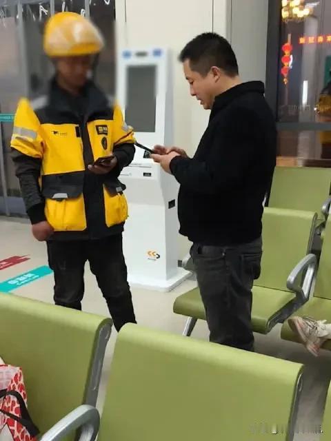 “生活不易，善良却从不缺席。”

在 10 月 21 日的陕西宝鸡，发生了一件让