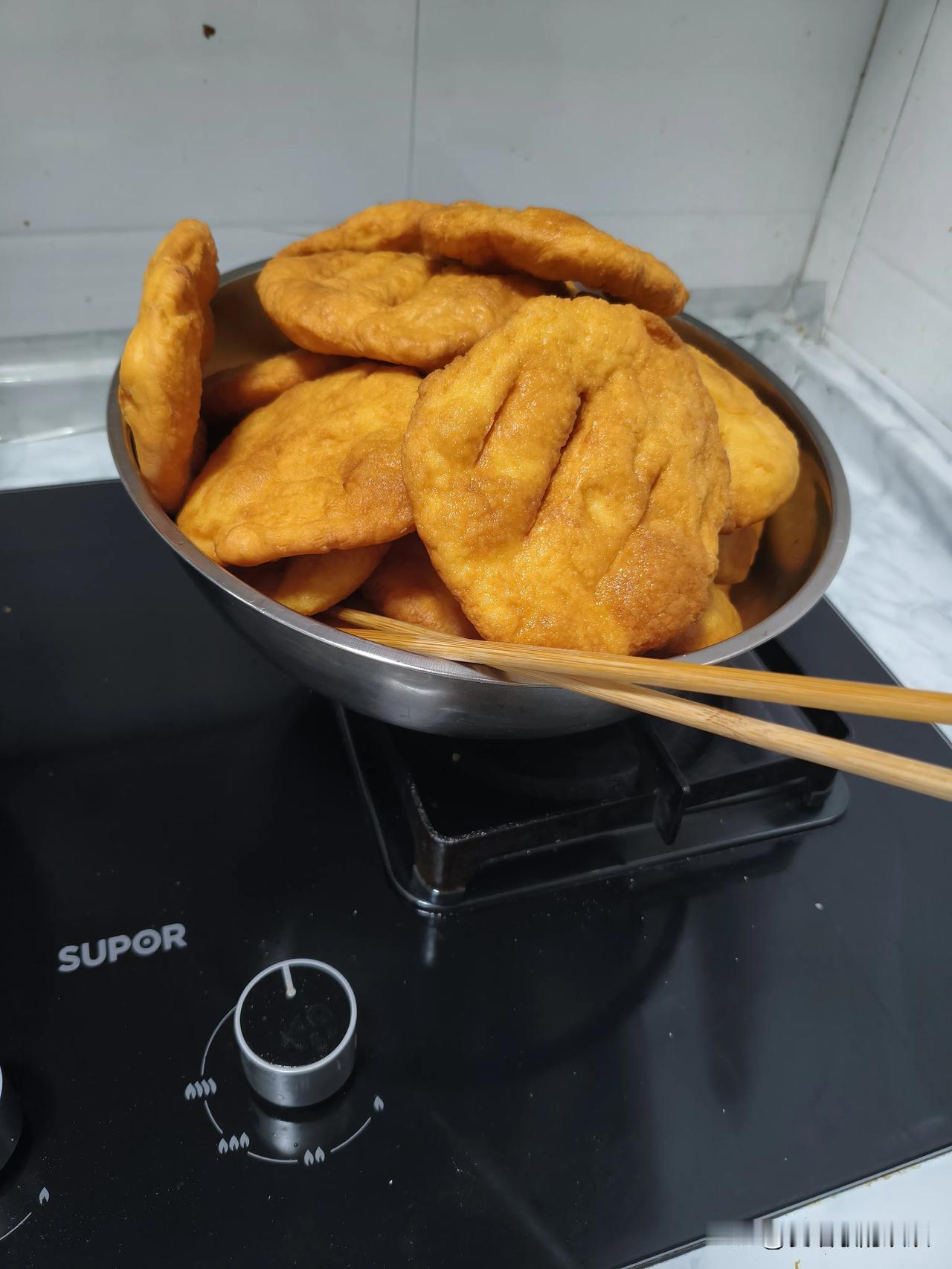 从乌鲁木齐来到西安，已经整整一个月了。我每天都是跟着南方人一起吃三顿大米饭。
