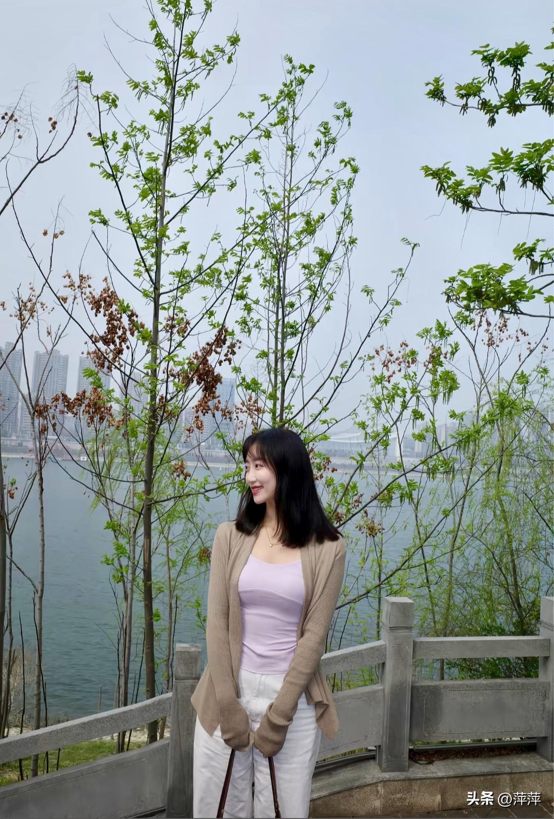 天气阴沉沉的，好像要下雨了。