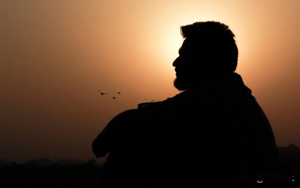 为什么四十岁以上的公职人员，都悄悄活成了"隐形人"？

不知道你有没有发现一个很