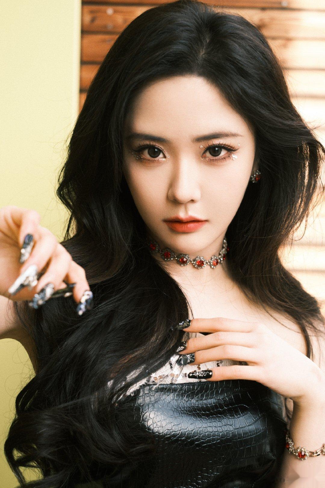 #硬糖少女303##王艺瑾# 今日份糖妹新鲜物料王艺瑾生日音乐会最新定妆照从曝光