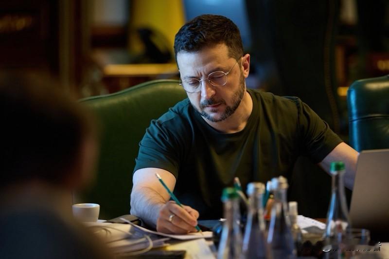 乌克兰绝不投降？

一份号称“停火”的文件，却写得像战胜国的通告。泽连斯基亮出的