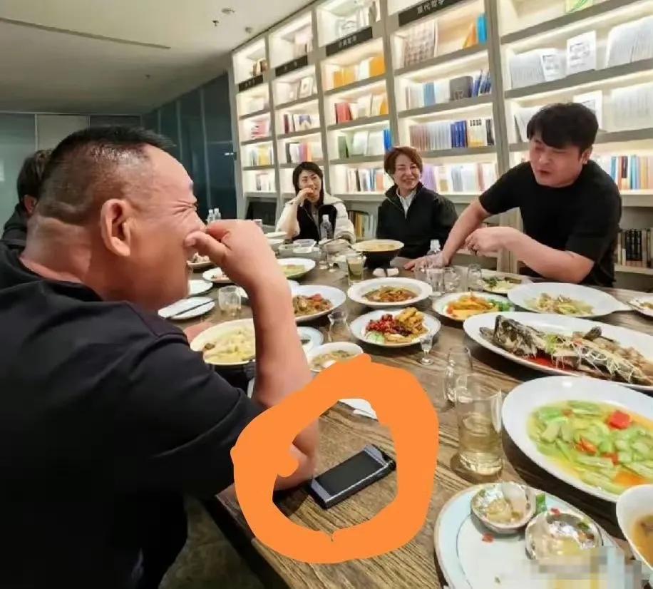 胖东来老板于东来热情招待快手一哥辛巴！这应该是在胖东来超市于东来的住处，墙上还放