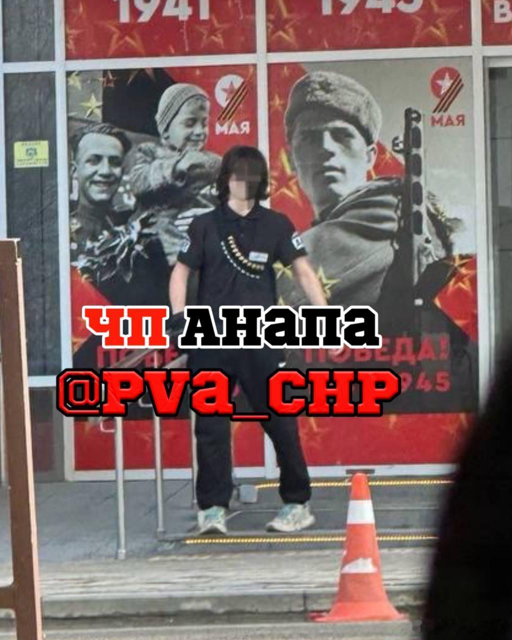 突发，毛子也发生校园枪击案一名就读于阿纳帕工业技术学院的俄罗斯学生在学院大厅开枪