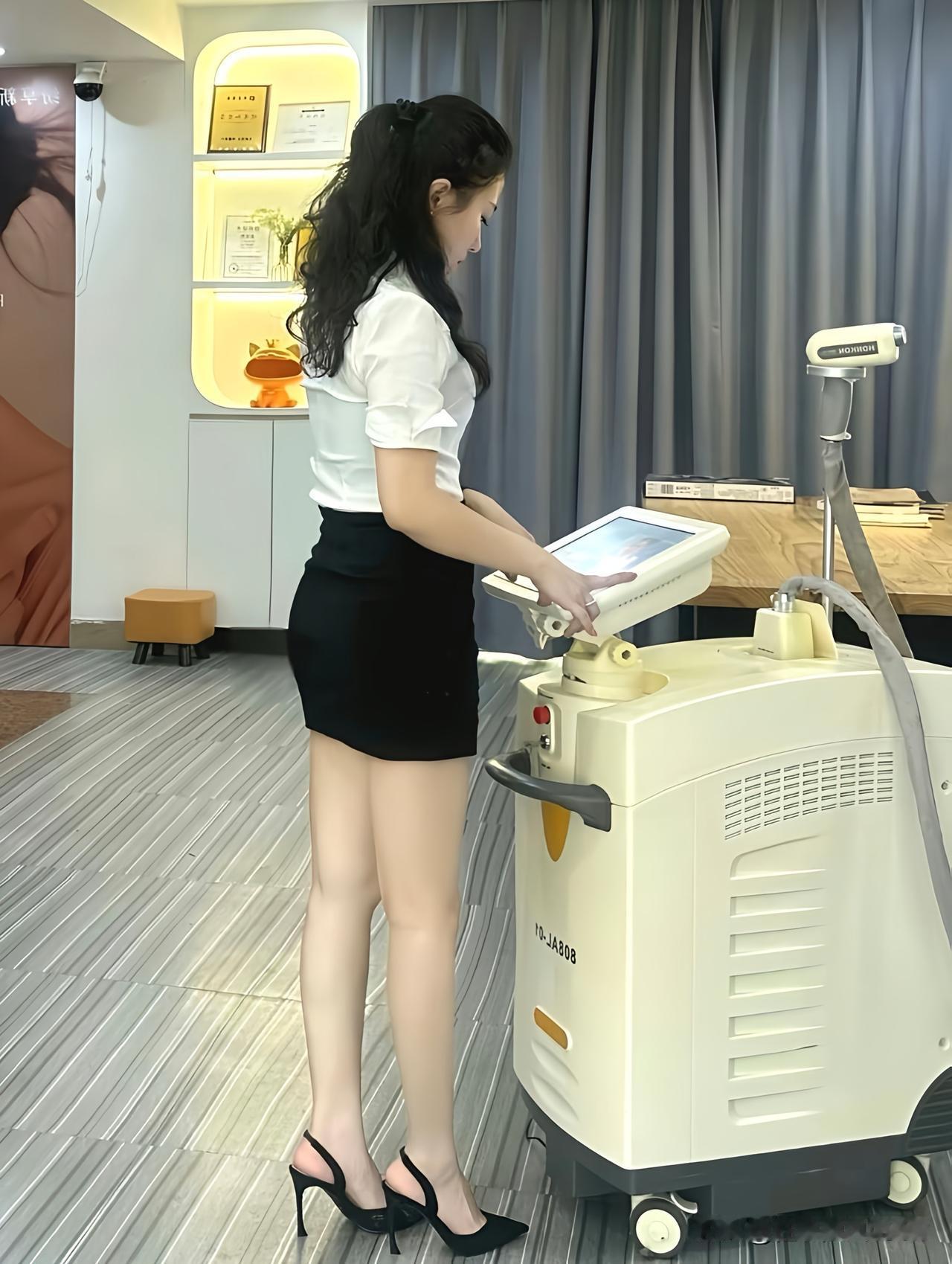 玉人轻抚仪器   岁月静好如初