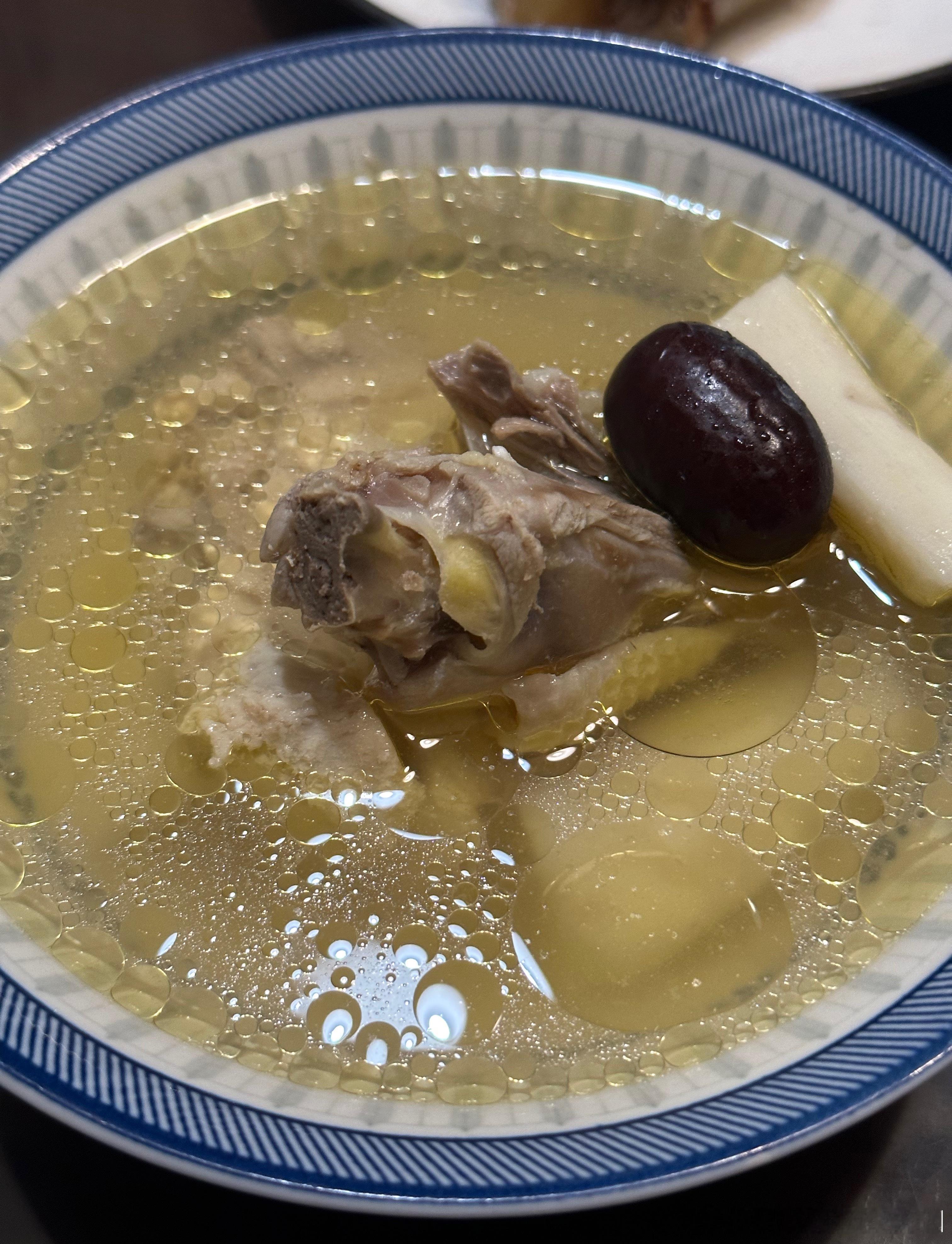 今天晚餐吃的棕子配了碗汤红豆馅的吃了三个然后吃恶心了出去散步了好久 