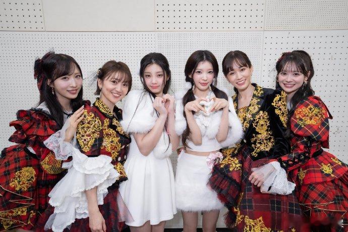 AKB48和ILLIT合照次元壁破了 《红白歌会》后台，AKB48 前田敦子、大