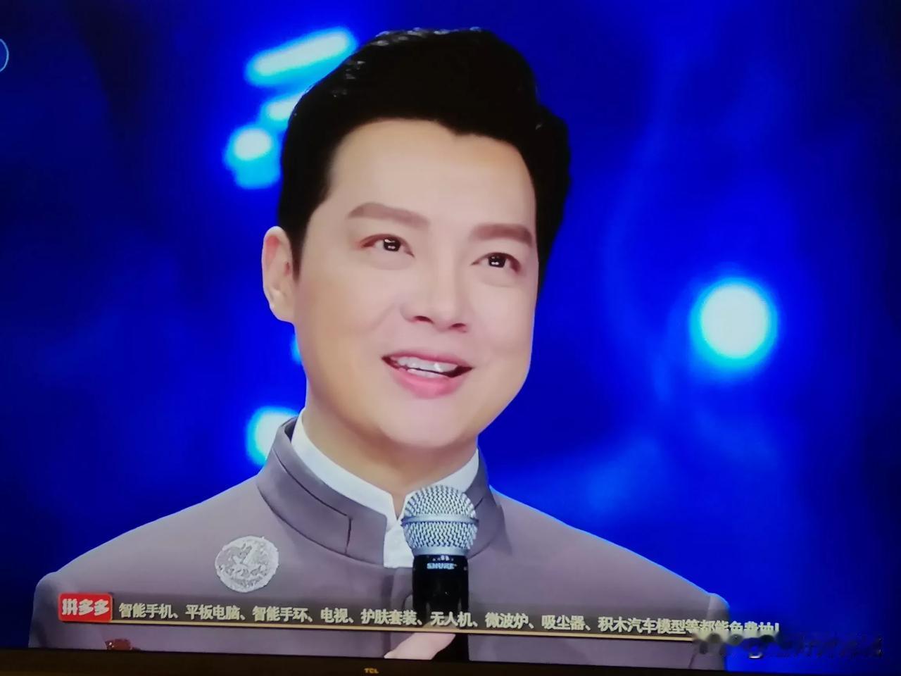任鲁豫是现在央视大型晚会的当家主持人！他的存在就相当于曾经的朱军，是一颗冉冉升起